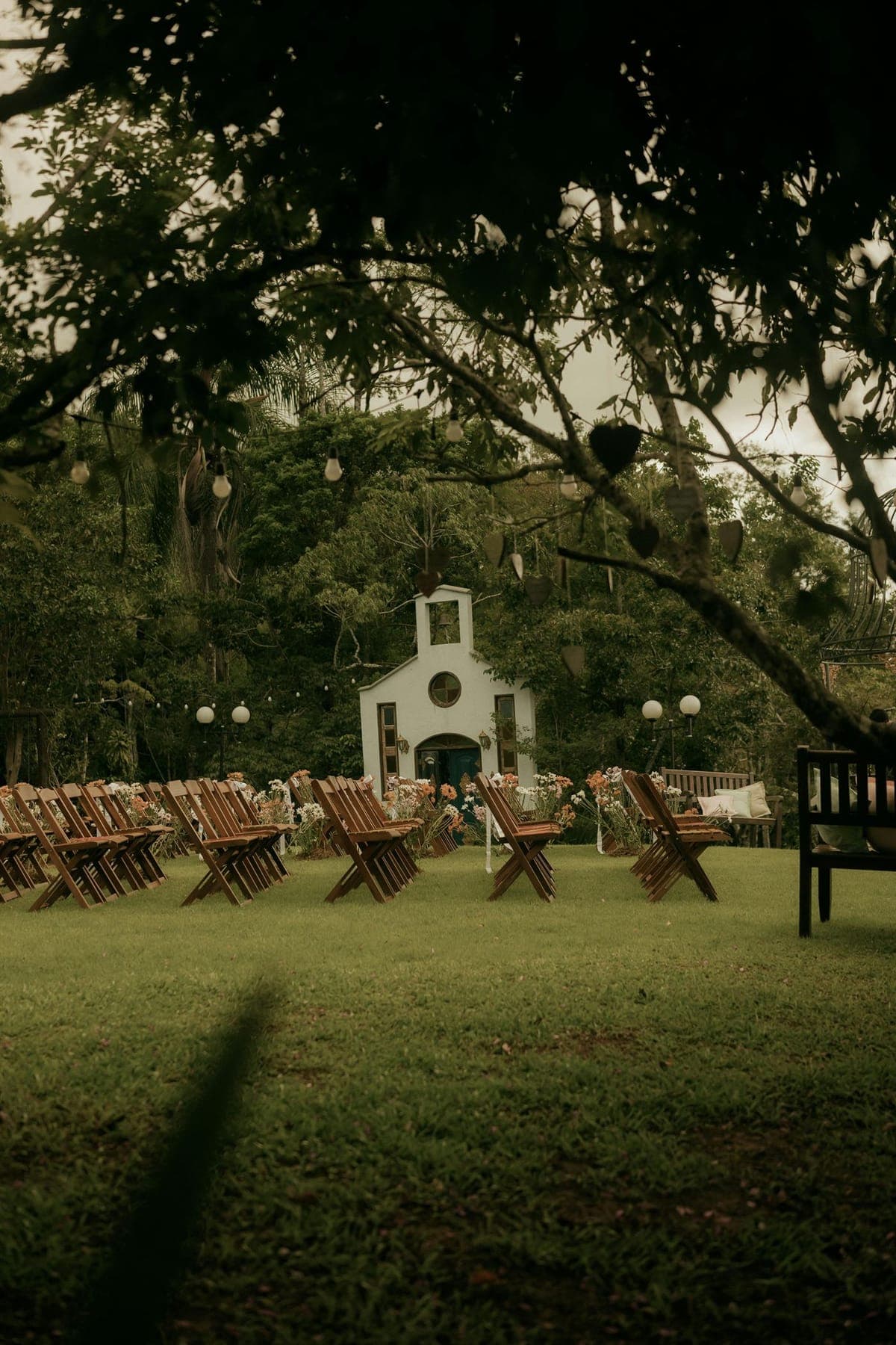 Ceremonia al aire libre, capilla blanca